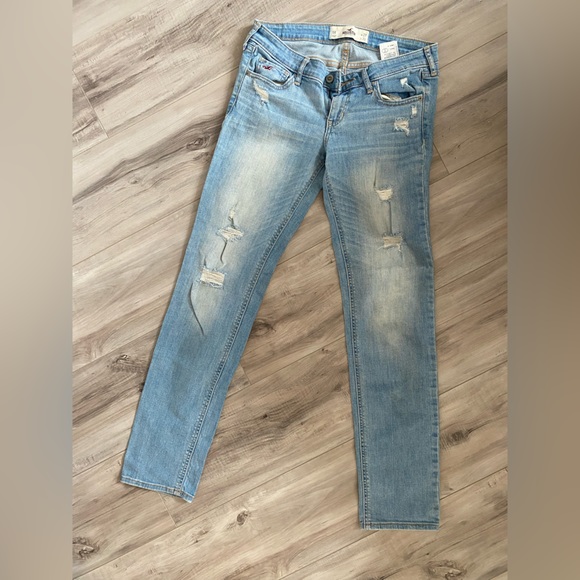 Hollister Ripped Denim Jeans - Picture 2 of 5